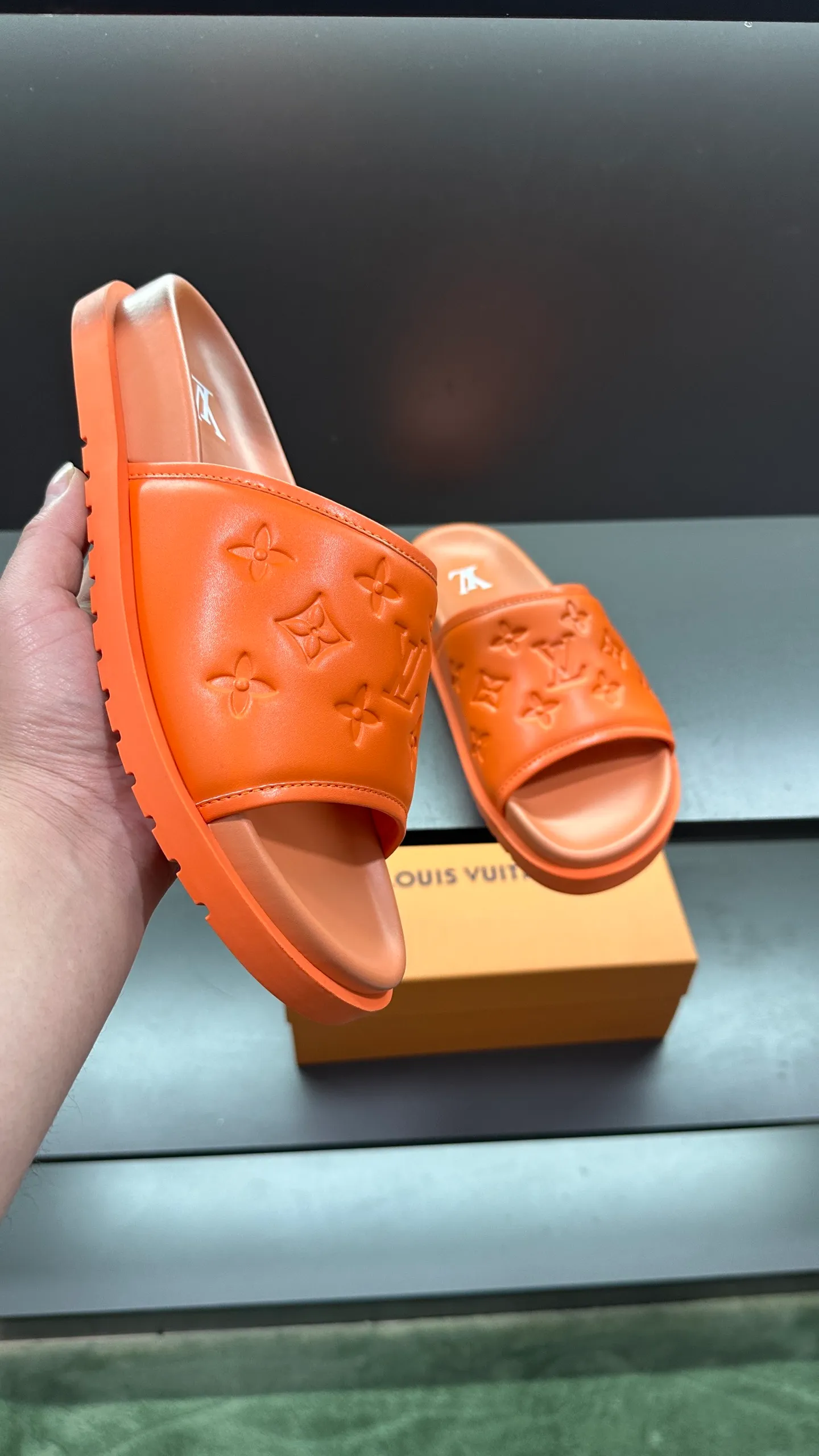 [L Home] P: 300💰Size: 38-45 Top purchasing lv men's summer slippers, classic presbyopia with soft real leather lining, unique color splicing effect, distinctive personality, fashionable and trendy essential style, light and comfortable. Lightweight and tough rubber insole, micro ridged foam outsole, super comfortable!